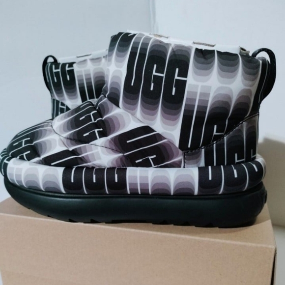 UGG Classic Maxi Wavelength.5 Mini Boots Women's 6. New with box. Black, white c - Picture 5 of 9